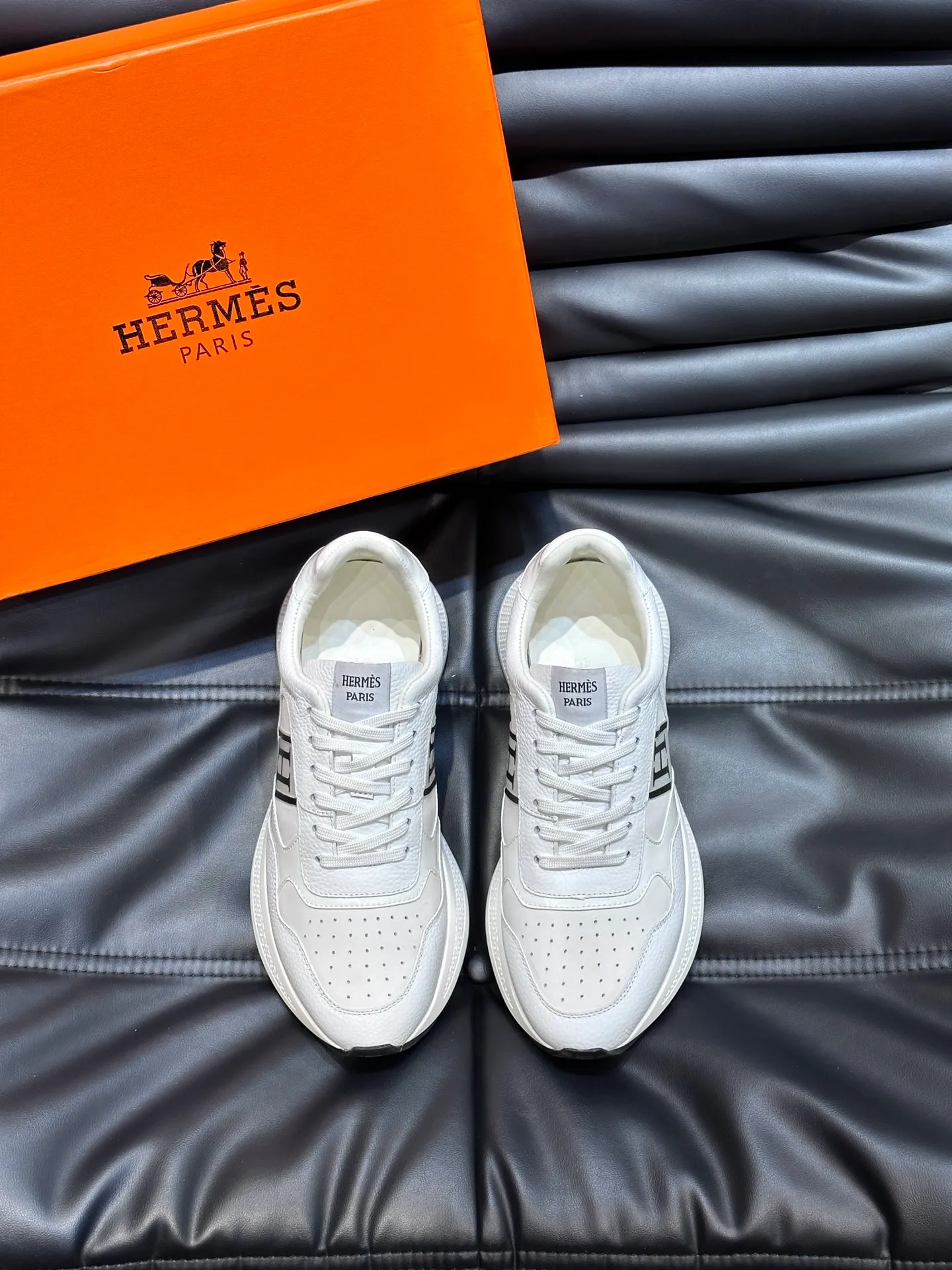 Factory price: 520💰HERMES/Hermes Hugo thick-soled sneakers are casual men's shoes. These sneakers are made of imported first-layer cowhide leather and breathable mesh design. The contrasting color design creates a dynamic and modern shape. The front end of the toe is decorated with natural-color rubber inlays, making it novel and fashionable. The texture is incomparable, with cowhide lining and cowhide foot pads, the upper foot is comfortable and breathable, and the rubber sole is decorated with geometric patterns and iconic "H" details. A very personal one! Size: 39-44 (customized at 38.45)